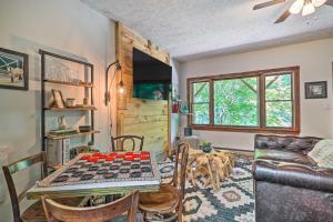Istumisnurk majutusasutuses Boone Hideaway with Deck, Grill and Forest Views!