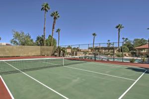 kort tenisowy z palmami w tle w obiekcie Roadrunner Roost at Rams Hill Golf Resort! w mieście Borrego Springs