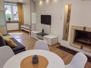 un soggiorno con tavolo e camino di Apartament 20tka a Szczawnica