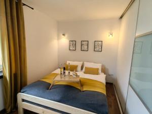 una piccola camera da letto con un letto e un tavolo sopra di Apartament 20tka a Szczawnica