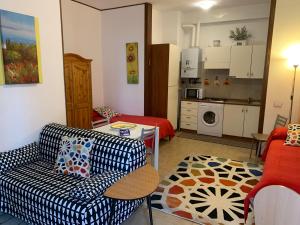 uma sala de estar com um sofá e uma cozinha em Appartamenti Affitti brevi Verona / G.B Rossi Friendly em Verona