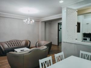 - un salon avec un canapé et une table dans l'établissement City Luxury Apartment ll, à Tbilissi