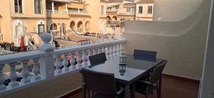 a balcony with a table and chairs on a balcony at Bungalow moderno luminoso terraza solarium patio in Puerto Marino