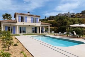 a villa with a swimming pool and a house at A True Paradise for unforgettable vacation – Villa Pool and Sea View in Nice
