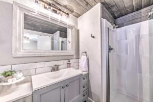 Bilik mandi di Quiet Cloudcroft Cabin with Porch and Gas Grill! +20 gambar