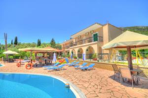 un complexe doté d'une piscine avec des chaises longues et des parasols dans l'établissement Mermaid Pool Studios and Bar, à Paleokastritsa