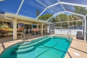 - une piscine dans l'arrière-cour d'une maison dans l'établissement Charming N Fort Meyers Retreat Pool and Lanai!, à North Fort Myers