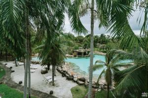 - Vistas a la piscina de un complejo con palmeras en Ohana Resort and Restaurant, en Rayong