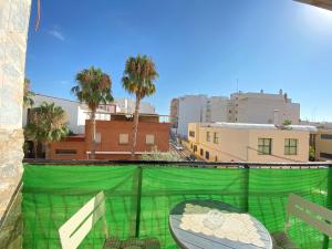 ein Balkon mit Tisch und Blick auf eine Stadt in der Unterkunft Almudafer in Puerto de Sagunto