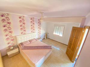 ein kleines Schlafzimmer mit einem Bett und einer Tür in der Unterkunft Almudafer in Puerto de Sagunto