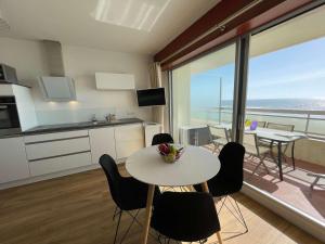 une cuisine et une salle à manger avec une table et des chaises dans l'établissement Grand studio cabine 4 pers, balcon, rénové, proche océan, Saint-Hilaire-de-Riez - FR-1-224C-160, à Saint-Hilaire-de-Riez 17 autres photos
