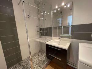 une salle de bains avec douche, lavabo et miroir dans l'établissement Grand studio cabine 4 pers, balcon, rénové, proche océan, Saint-Hilaire-de-Riez - FR-1-224C-160, à Saint-Hilaire-de-Riez