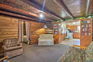 Χώρος καθιστικού στο Bemidji Cabin with On-Site Lake Access and Grill