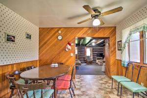 Χώρος καθιστικού στο Bemidji Cabin with On-Site Lake Access and Grill