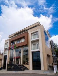 un edificio con finestre in vetro su strada di Hotel Mansha Regency a Port Blair