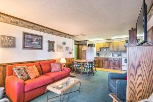 グレンアーバーにあるLakefront Glen Arbor Condo with Boat Dock Access!の赤いソファとキッチンのあるリビングルーム +18枚の写真