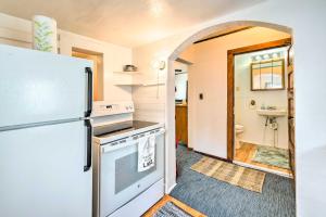 een keuken met een koelkast en een wastafel bij Historic Cabin Retreat Steps to Okoboji Lake in Arnolds Park