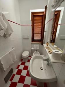 蒙泰聖比亞吉歐的住宿－La Pergola，白色的浴室设有水槽和卫生间。