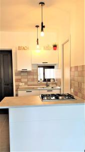 uma cozinha com um balcão e um fogão forno superior em fronte mare em Pozzallo
