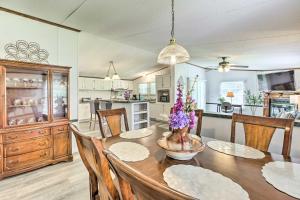 cocina y comedor con mesa y sillas en Charming Countryside Home with Covered Porch!, en Livingston