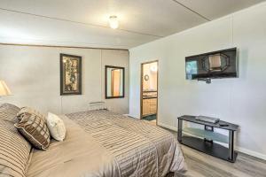 Llit o llits en una habitació de Charming Countryside Home with Covered Porch!
