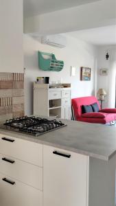 uma cozinha com uma placa de fogão num quarto em fronte mare em Pozzallo