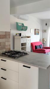 a kitchen with a stove top oven in a room at fronte mare in Pozzallo