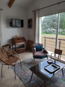 a living room with a table and chairs and a television at maison grysélienne in Gréoux-les-Bains
