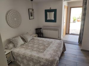 1 dormitorio con 1 cama, 1 silla y 1 ventana en Hotel Rural el Castillo en Larraga