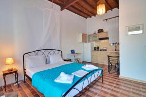 Postel nebo postele na pokoji v ubytování Persephone - Newly Renovated Cycladic Studio