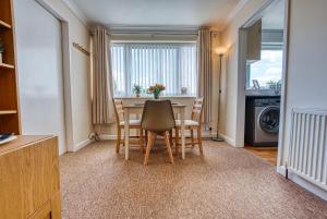 a kitchen and dining room with a table and chairs at Cosy 3 bed apartment in Southam, sleeps 6 in Southam