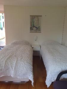 two beds sitting next to each other in a bedroom at de Rentmeester in Amstelveen