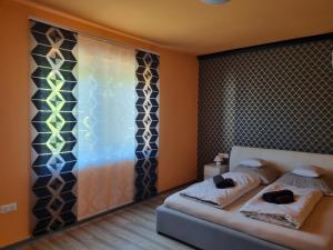 Posteľ alebo postele v izbe v ubytovaní Lilian apartmanház