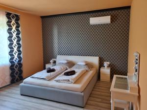 Posteľ alebo postele v izbe v ubytovaní Lilian apartmanház
