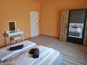 Posteľ alebo postele v izbe v ubytovaní Lilian apartmanház