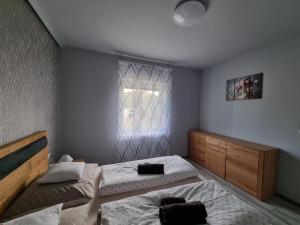 Posteľ alebo postele v izbe v ubytovaní Lilian apartmanház
