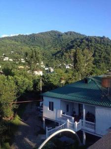 卡瓦里亞提的住宿－Resort In Gonio，带阳台的房屋,后方是山脉