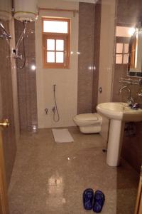 Koupelna v ubytování Hotel Al Azrah + 21 fotografií