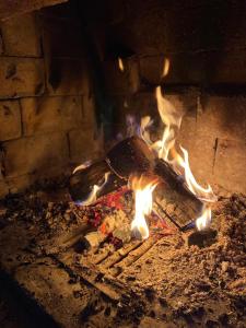 un fuego en un horno de ladrillo con llamas en Rafting Kamp Dvije Vrbe, en Foča