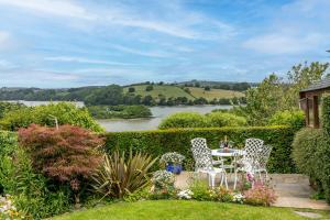 Gallery image of Curlew Cottage - Character Cottage with Superb River Views in Dittisham