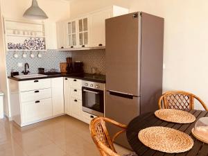Кухня или мини-кухня в Goldfish Seaside Luxury Houses
