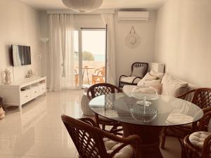 Гостиная зона в Goldfish Seaside Luxury Houses