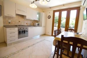Kuchyňa alebo kuchynka v ubytovaní Etna-Royal-View-Appartamento-Bilocale-Vista-Giardino