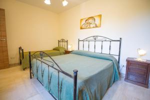 Postel nebo postele na pokoji v ubytování Etna-Royal-View-Appartamento-Bilocale-Vista-Giardino