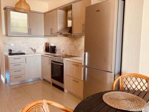 Кухня или мини-кухня в Goldfish Seaside Luxury Houses
