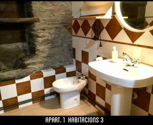 a bathroom with a sink and a toilet at Casa Tonya in Unarre