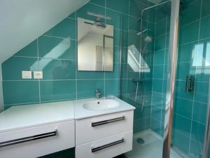 ein Badezimmer mit Waschbecken und Dusche in der Unterkunft Maison 3* avec Terrasse, Confort Moderne, Proche Plages et Randonnées - FR-1-542-53 in Trégastel