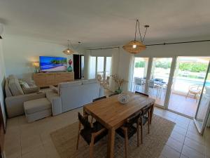 Televízia a/alebo spoločenská miestnosť v ubytovaní VILLA VEGA RELAX EN EL PARAISO