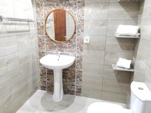 une salle de bain avec un lavabo et un miroir dans l'établissement Corfu Escape Five ( Leonidas Studios), à Agios Georgios Pagon 5 autres photos