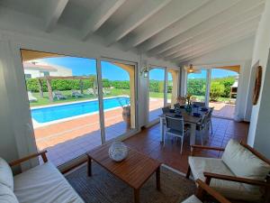 Bazén v ubytovaní VILLA VEGA RELAX EN EL PARAISO alebo v jeho blízkosti